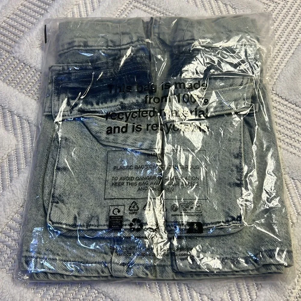 PRETTY LITTLE THING - VINTAGE WASH CARGO POCKET DENIM MINI SKIRT